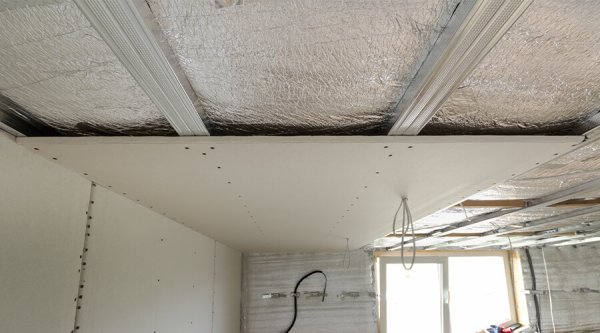 Izolatie termica reflectiva montaj tavan si pereti 